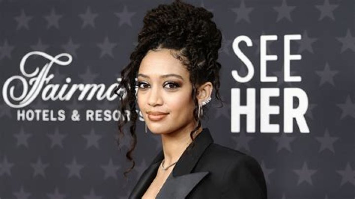 Samantha Logan bio: age, height, who is she dating?