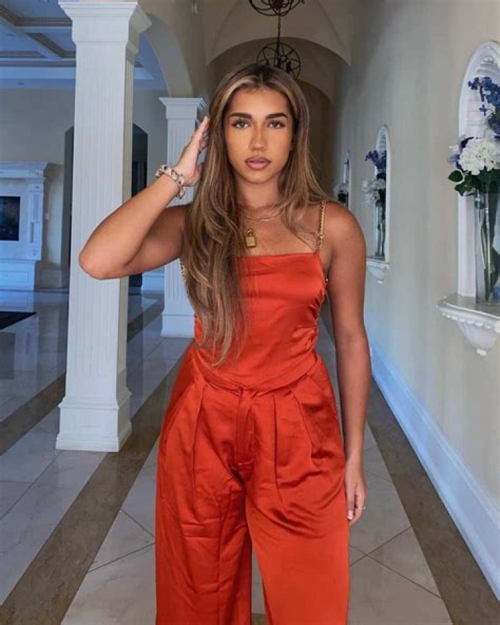 Azra Mian’s biography: age, height, boyfriend, twin, net worth