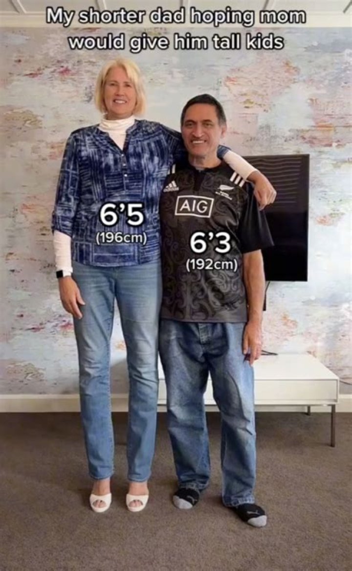 “Play Basketball”: 7 Feet Tall Man Shows Off His Height, Mother Is 5 Feet 8 Inches, People Advise Him