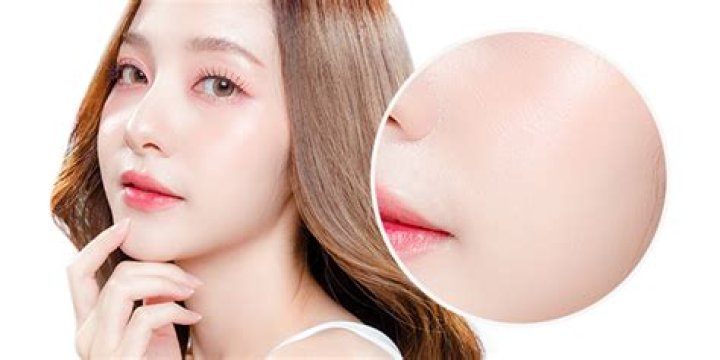 "It Looks Like Ritual": Lady Allows Live Snail To Crawl on Her Face For Skin Beautification, Video Goes Viral