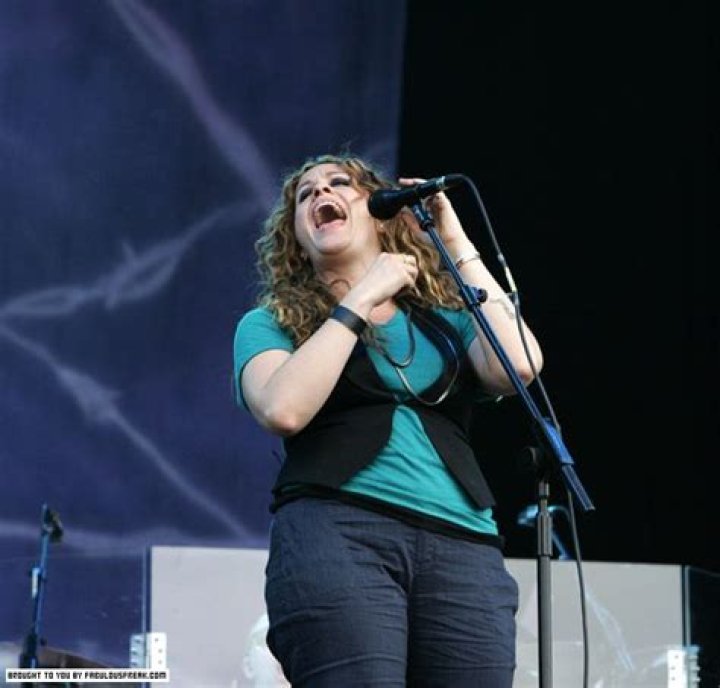 Alanis Morissette Dealt with Weight Issues Due to Break up and Eating Disorder