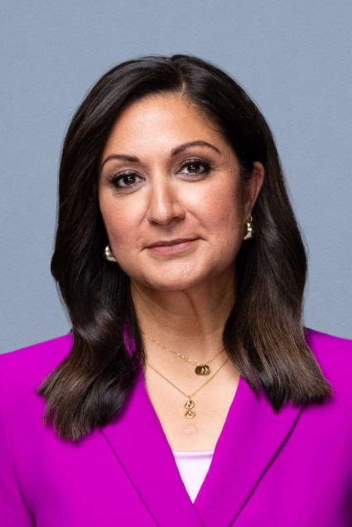 Amna Nawaz PBS, Bio, Wiki, Age, Wedding, Husband, Daughters, Education, Salary ,and Net Worth