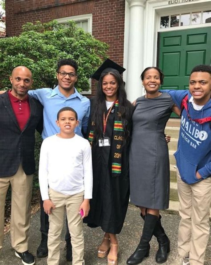 Who Are Cam Thomas Parents? Mother Leslie And Father Dale