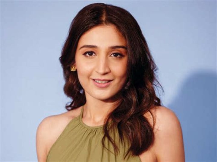 Dhvani Bhanushali – Biography, Facts & Life Story