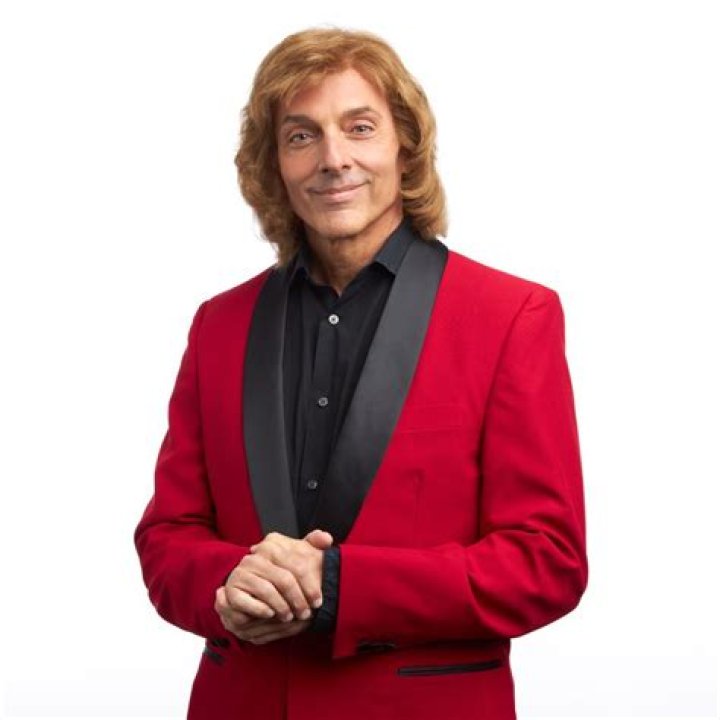 Does Barry Manilow Wear A Wig? The Actor's Hair Real Or fake