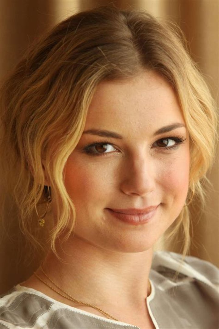 Emily Vancamp – Biography, Facts & Life Story