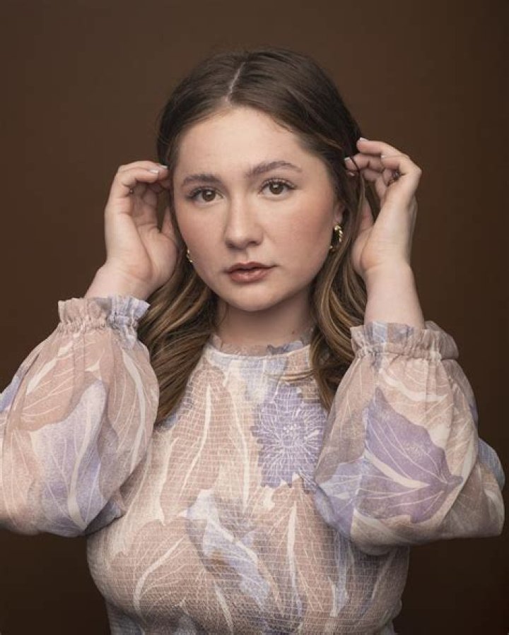 Emma Kenney Bio, Wiki, Age, Boyfriend, Shameless, Roseanne, Baby, and Net Worth
