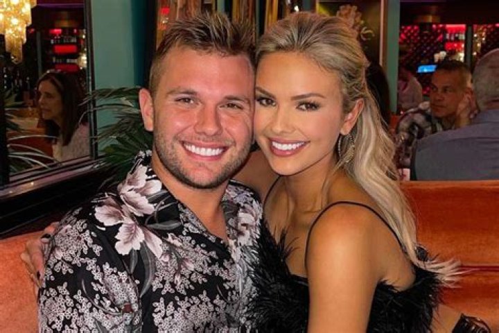 Emmy Medders Weigh Loss, Net Worth, Age, Chase Chrisley, and Dad