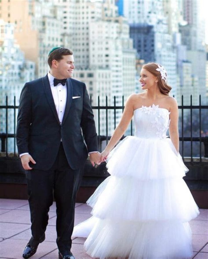 Jackie Oshry Podcast, Bio, Wiki, Age, Birthday, Husband, Wedding, Engagement Ring, Salary, and Net Worth