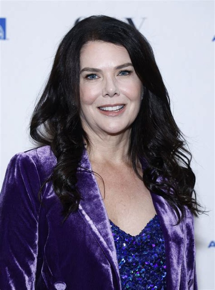 Lauren Graham Bio, Wiki, Age, Height, Husband, Movies, Parenthood, and Net Worth