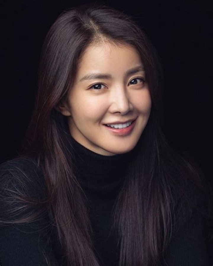 Lee Si Young – Biography, Facts & Life Story