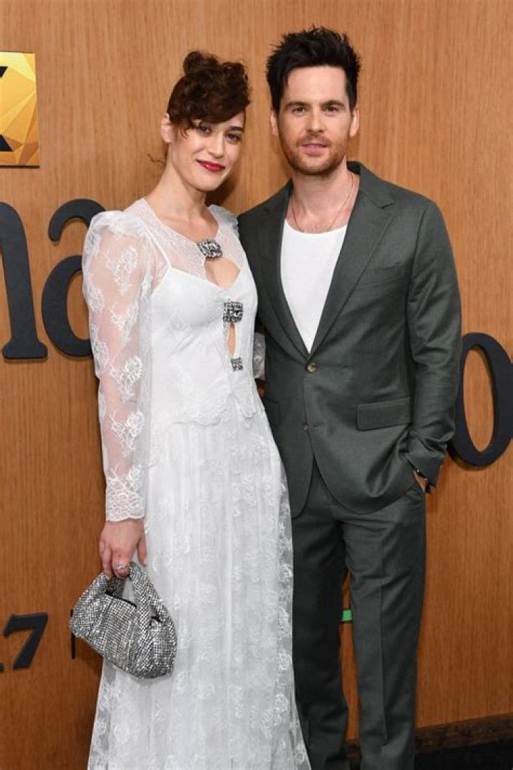 Lizzy Caplan Kid With Her Husband Tom Riley? Family