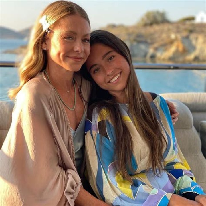 Lola Consuelos – Facts and Photos of Kelly Ripa’s 17 Years Old Teenage Daughter