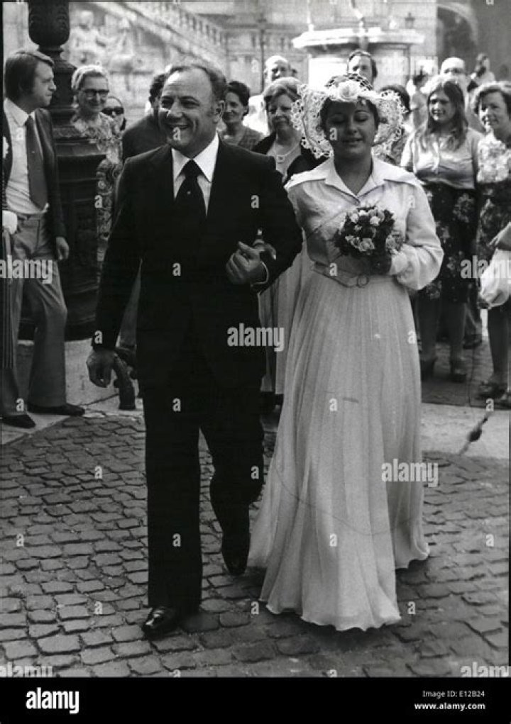 How Old is Claudio Villa Moglie?